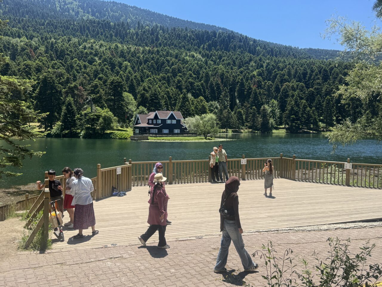 BOLU (AA) – Bolu'da etkili olan sıcak hava nedeniyle vatandaşlar