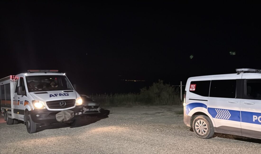 BURDUR (AA) – Burdur Gölü'nde kanoyla açıldıktan sonra kendilerinden haber