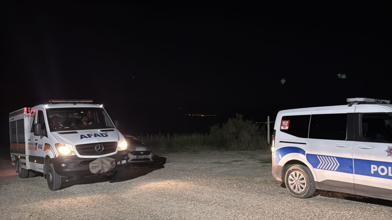 BURDUR (AA) – Burdur Gölü'nde kanoyla açıldıktan sonra kendilerinden haber