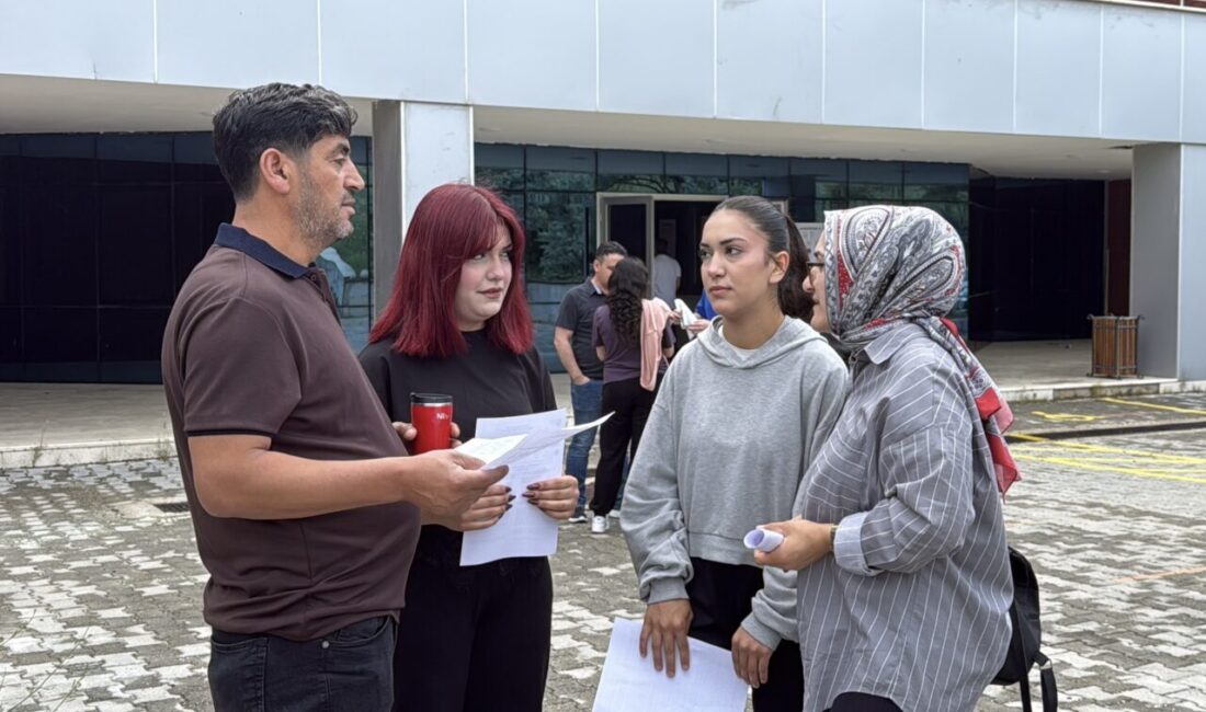 BURDUR (AA) – Burdur'da anne, baba ve iki kızları birlikte