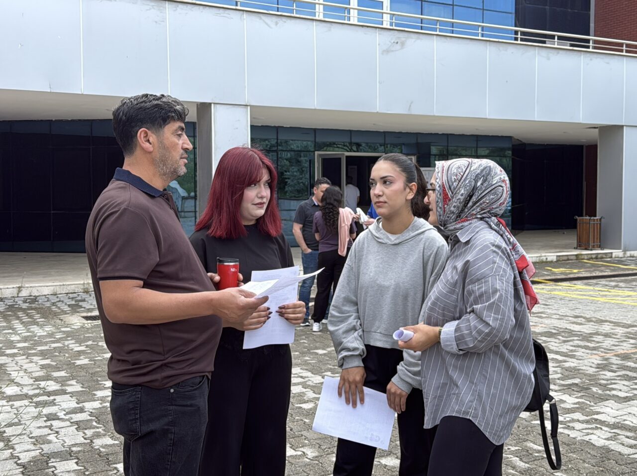 BURDUR (AA) – Burdur'da anne, baba ve iki kızları birlikte