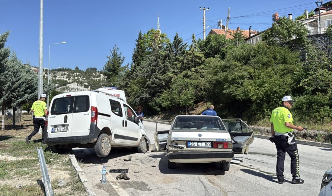 BURDUR (AA) – Burdur'da hafif ticari araçla otomobilin çarpıştığı kazada