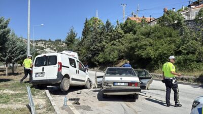 BURDUR (AA) – Burdur'da hafif ticari araçla otomobilin çarpıştığı kazada