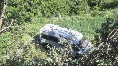 BURDUR (AA) – Burdur'un Ağlasun ilçesinde tarlaya devrilen minibüsteki 8