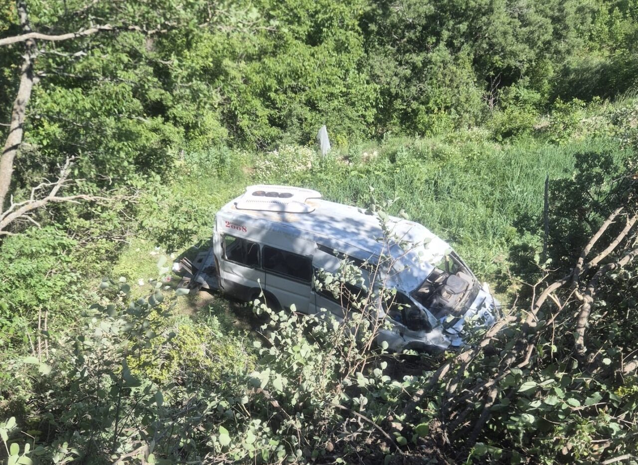 BURDUR (AA) – Burdur'un Ağlasun ilçesinde tarlaya devrilen minibüsteki 8