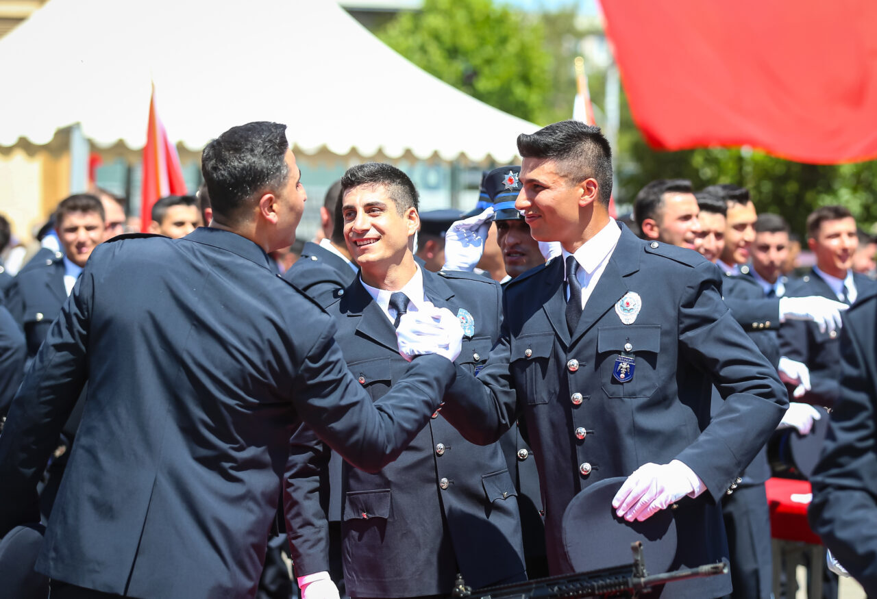 BURSA (AA) – Bursa Polis Meslek Eğitim Merkezinde (POMEM) eğitimlerini