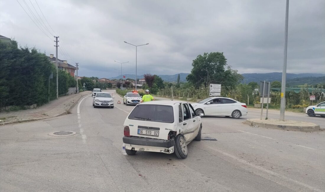 BURSA (AA) – Bursa'nın İnegöl ilçesinde 2 otomobilin çarpıştığı kazada