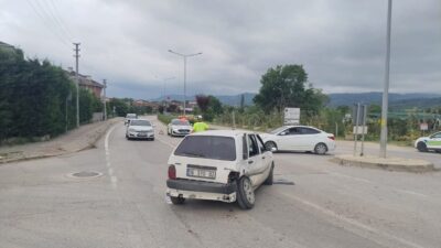 BURSA (AA) – Bursa'nın İnegöl ilçesinde 2 otomobilin çarpıştığı kazada