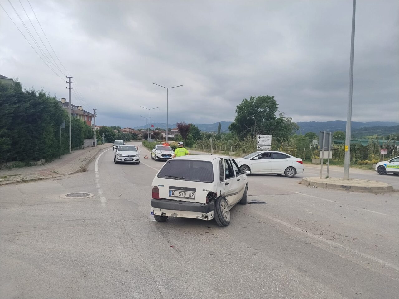 BURSA (AA) – Bursa'nın İnegöl ilçesinde 2 otomobilin çarpıştığı kazada