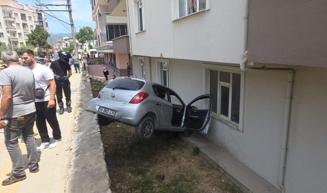 BURSA (AA) – Bursa’nın Orhangazi ilçesinde bir apartmanın duvarına çarpan