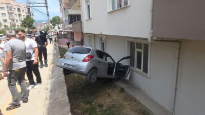 BURSA (AA) – Bursa’nın Orhangazi ilçesinde bir apartmanın duvarına çarpan