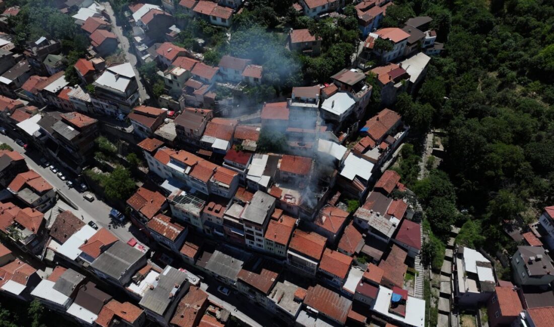 BURSA (AA) – Bursa'nın Osmangazi ilçesinde bir binada çıkıp diğerine