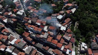 BURSA (AA) – Bursa'nın Osmangazi ilçesinde bir binada çıkıp diğerine