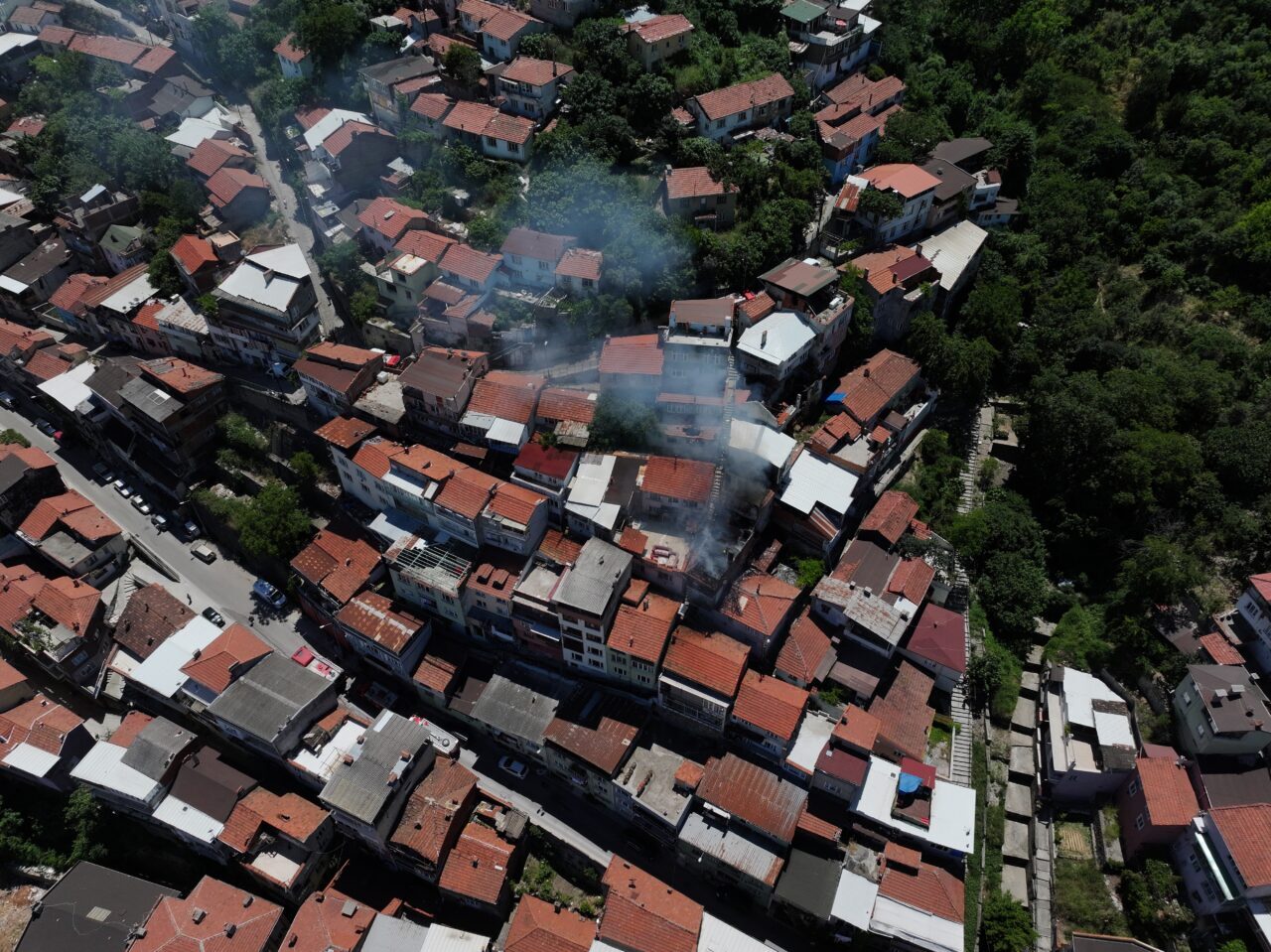 BURSA (AA) – Bursa'nın Osmangazi ilçesinde bir binada çıkıp diğerine