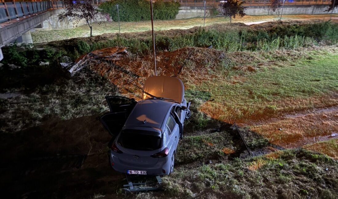 BURSA (AA) – Bursa'da, refüjdeki bariyerleri aşıp dere yatağına düşen