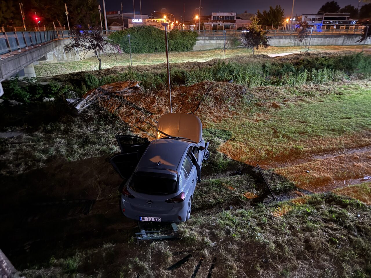 BURSA (AA) – Bursa'da, refüjdeki bariyerleri aşıp dere yatağına düşen