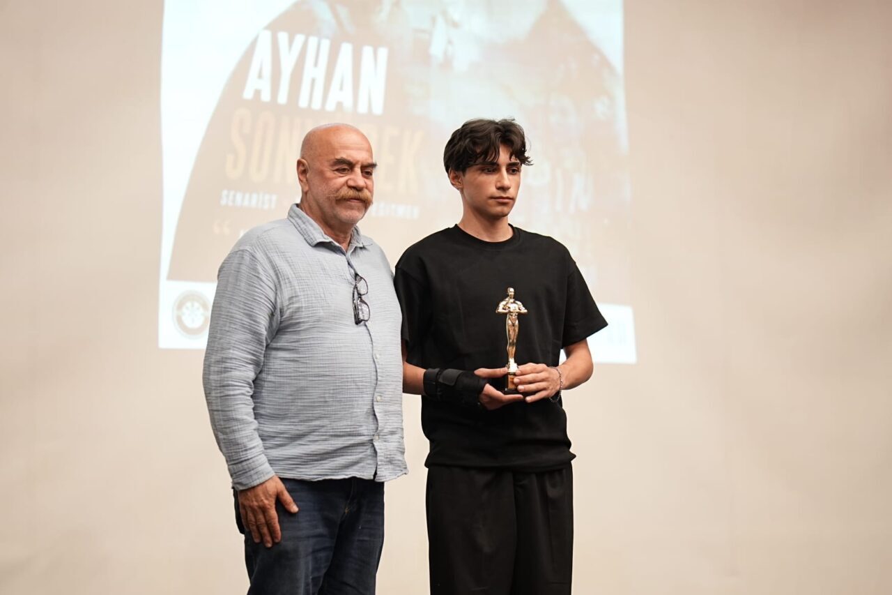 - "Taslak" adlı filmiyle yarışmanın birincisi seçilen öğrenciye, ödülünü yönetmen
