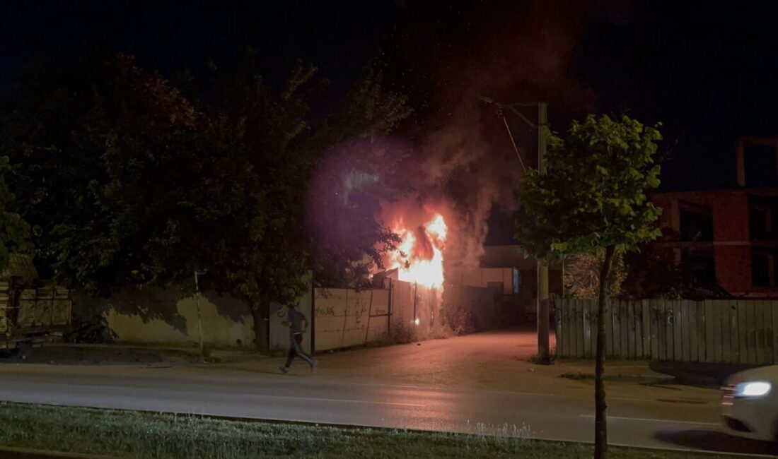 BURSA (AA) – Bursa’nın Osmangazi ilçesindeki geri dönüşüm tesisinde çıkan
