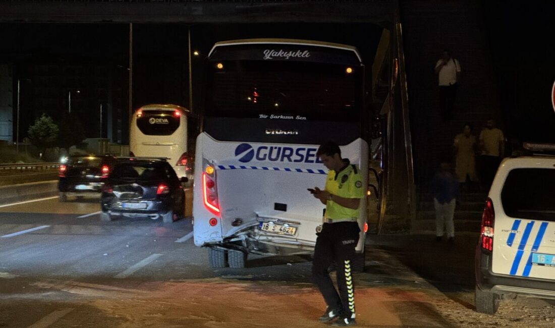 BURSA (AA) – Bursa'nın Yıldırım ilçesinde, otomobilin işçi servisine arkadan