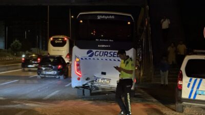 BURSA (AA) – Bursa'nın Yıldırım ilçesinde, otomobilin işçi servisine arkadan