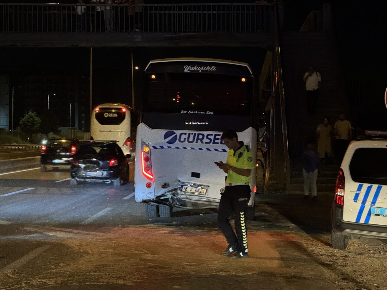 BURSA (AA) – Bursa'nın Yıldırım ilçesinde, otomobilin işçi servisine arkadan