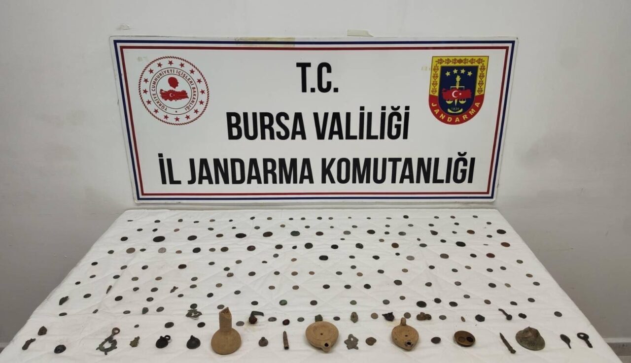 BURSA (AA) – Bursa'nın Gemlik ilçesinde düzenlenen tarihi eser operasyonunda
