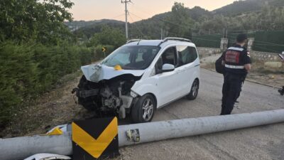 BURSA (AA) – Bursa'nın Mudanya ilçesinde otomobilin aydınlatma direğine çarptığı