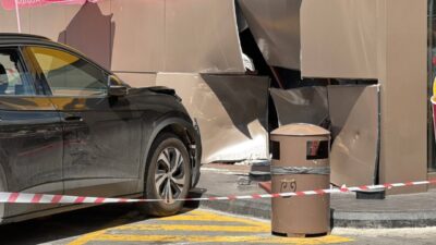 İSTANBUL (AA) – Büyükçekmece'de kontrolden çıkan otomobil, akaryakıt istasyonundaki marketin
