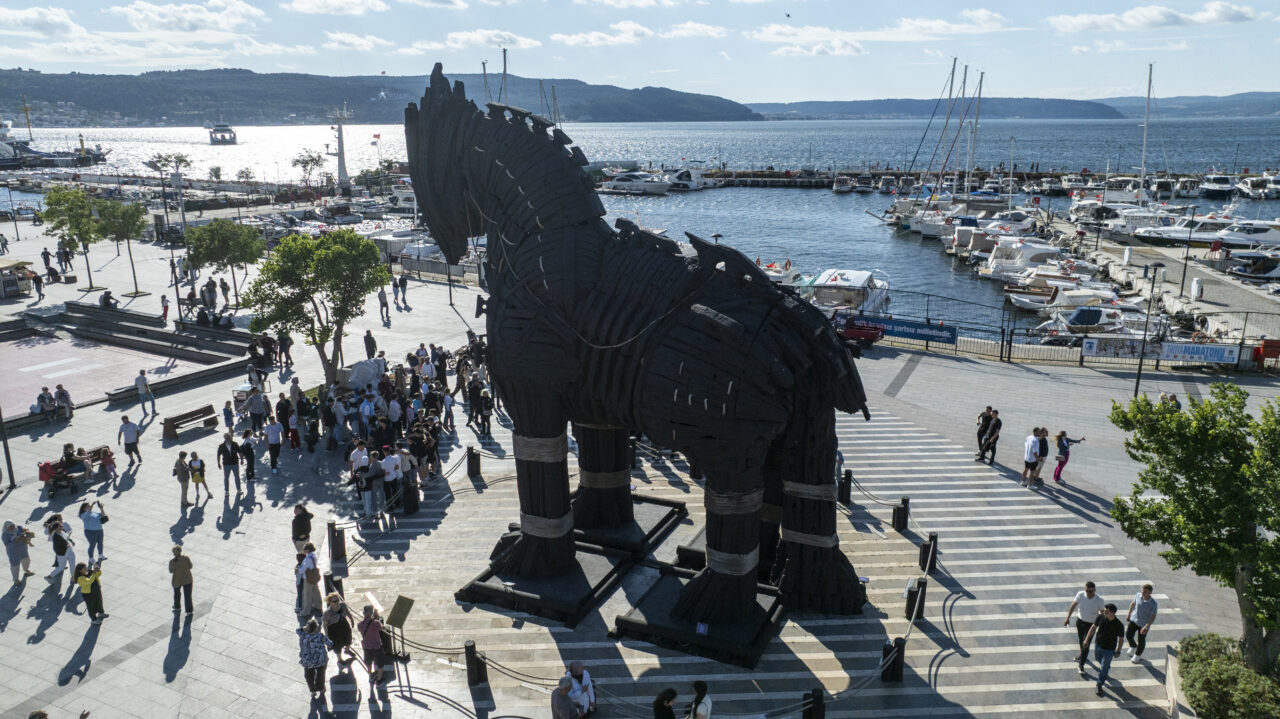 ÇANAKKALE (AA) – Çanakkale'de Tarihi Gelibolu Yarımadası'nda bulunan şehitlik ve