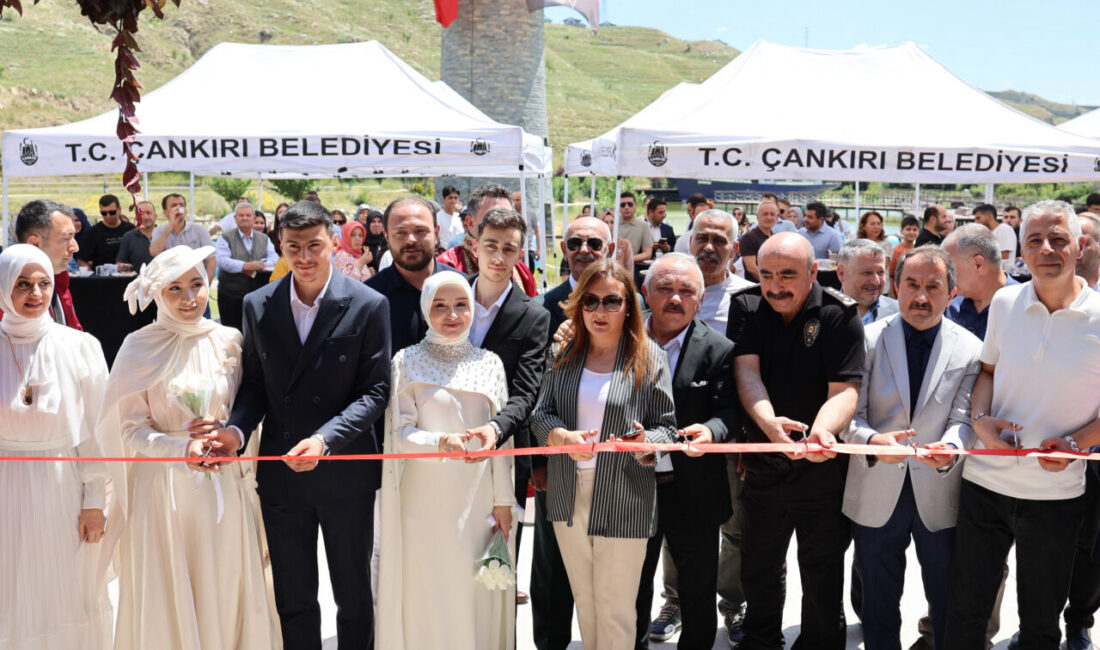 ÇANKIRI (AA) – Çankırı'da hizmete açılan yeni nikah salonunda evlenen