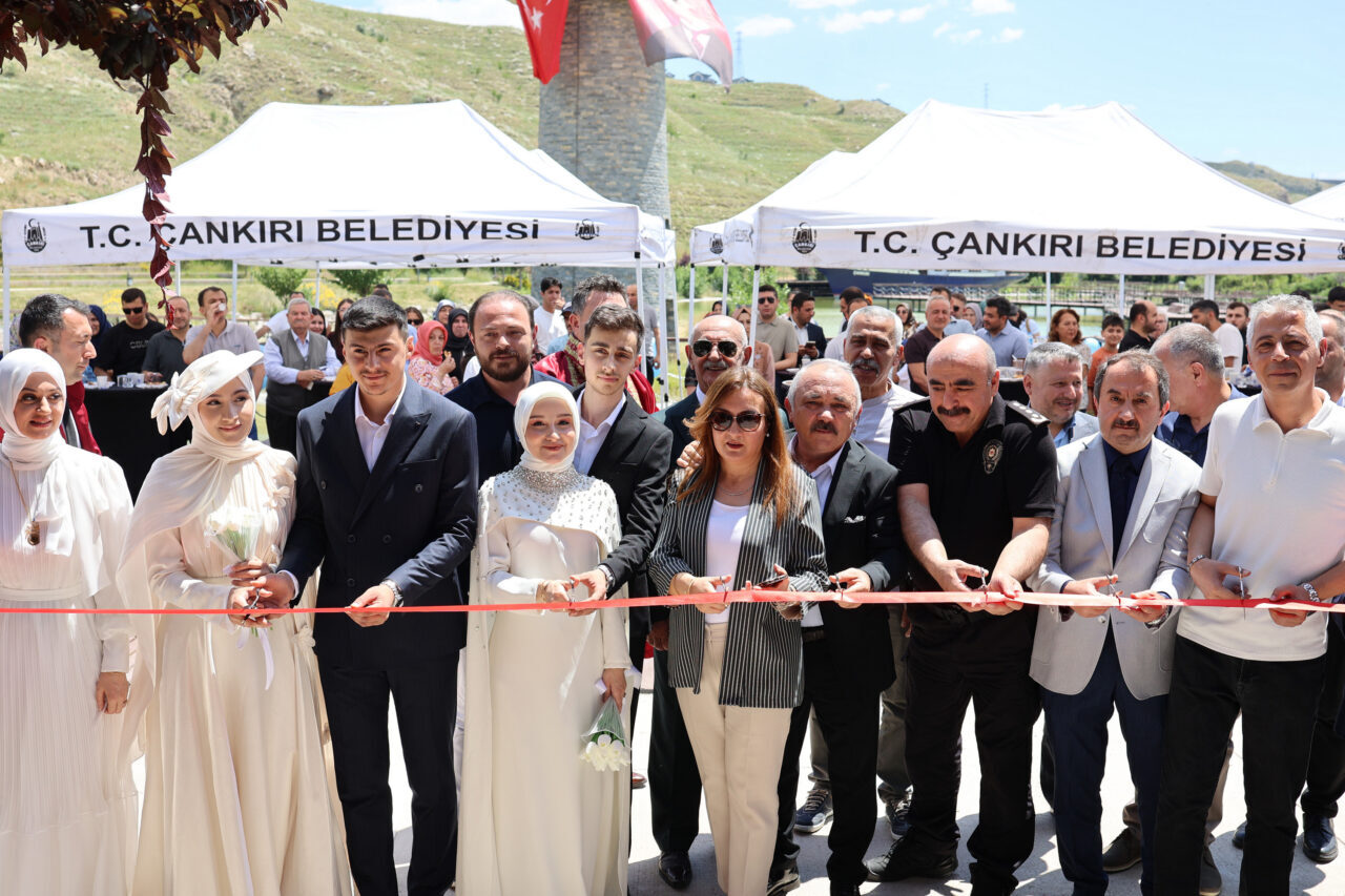 ÇANKIRI (AA) – Çankırı'da hizmete açılan yeni nikah salonunda evlenen