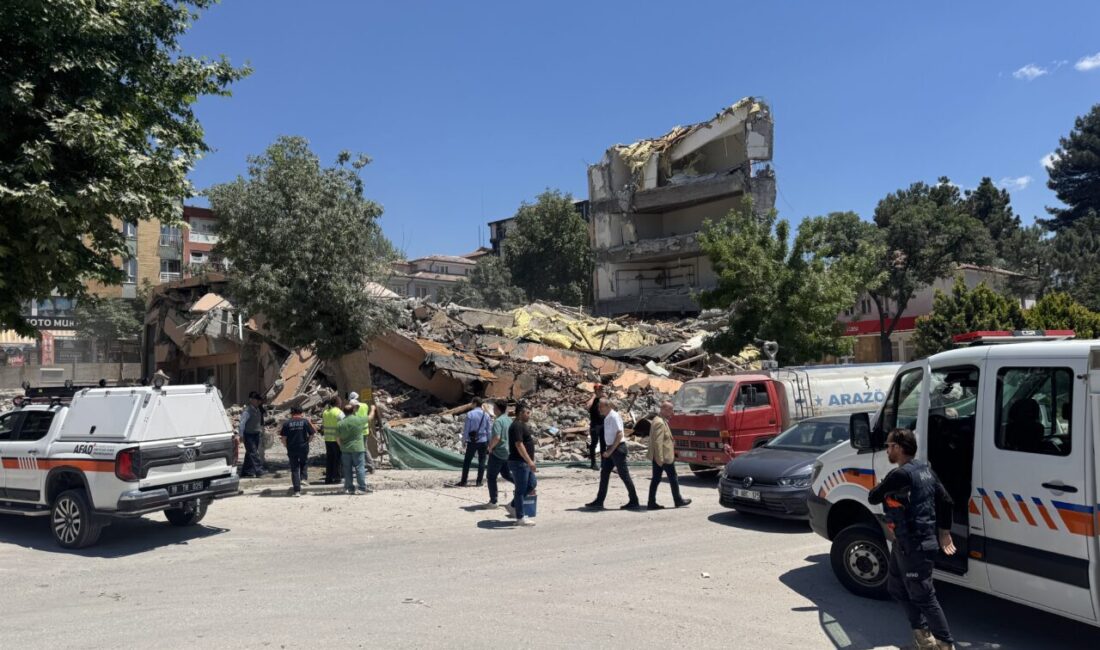 ÇANKIRI (AA) – Çankırı'da kontrollü şekilde yıkımı gerçekleştirilen kültür merkezi