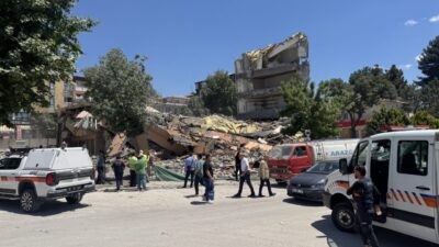 ÇANKIRI (AA) – Çankırı'da kontrollü şekilde yıkımı gerçekleştirilen kültür merkezi