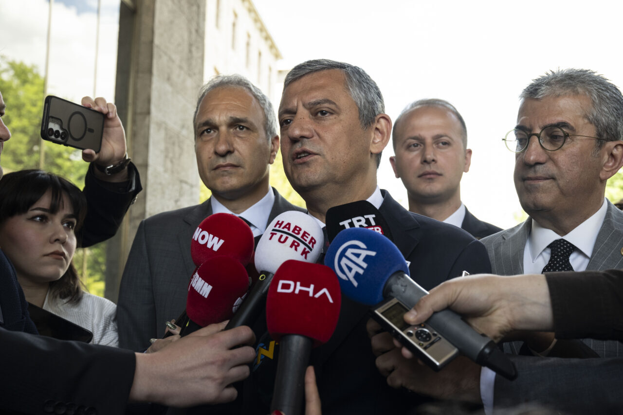 - "13.30'da sizlerin de ilgi gösterdiği açık Grup Toplantımız ilan