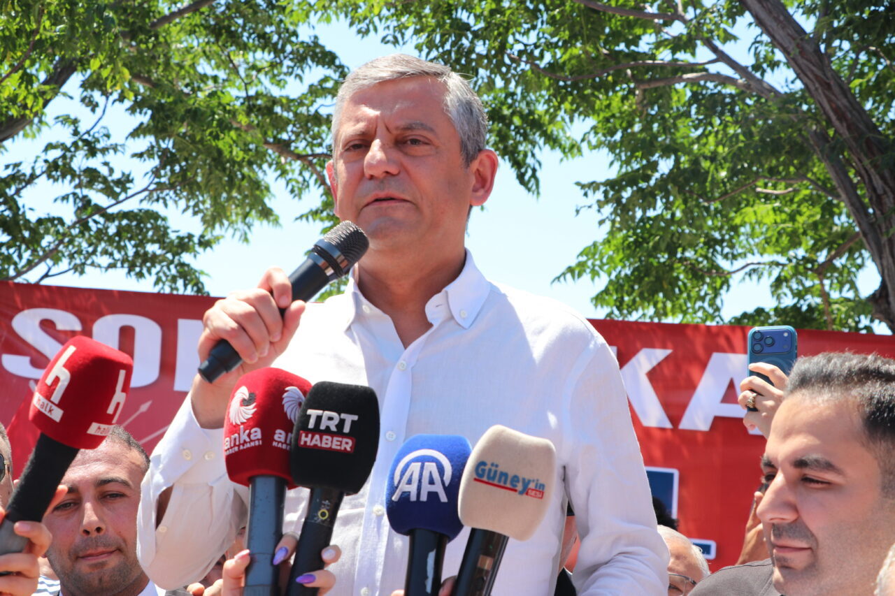 GAZİANTEP (AA) – CHP Grup Başkanı Özgür Özel, Gaziantep'te çeşitli
