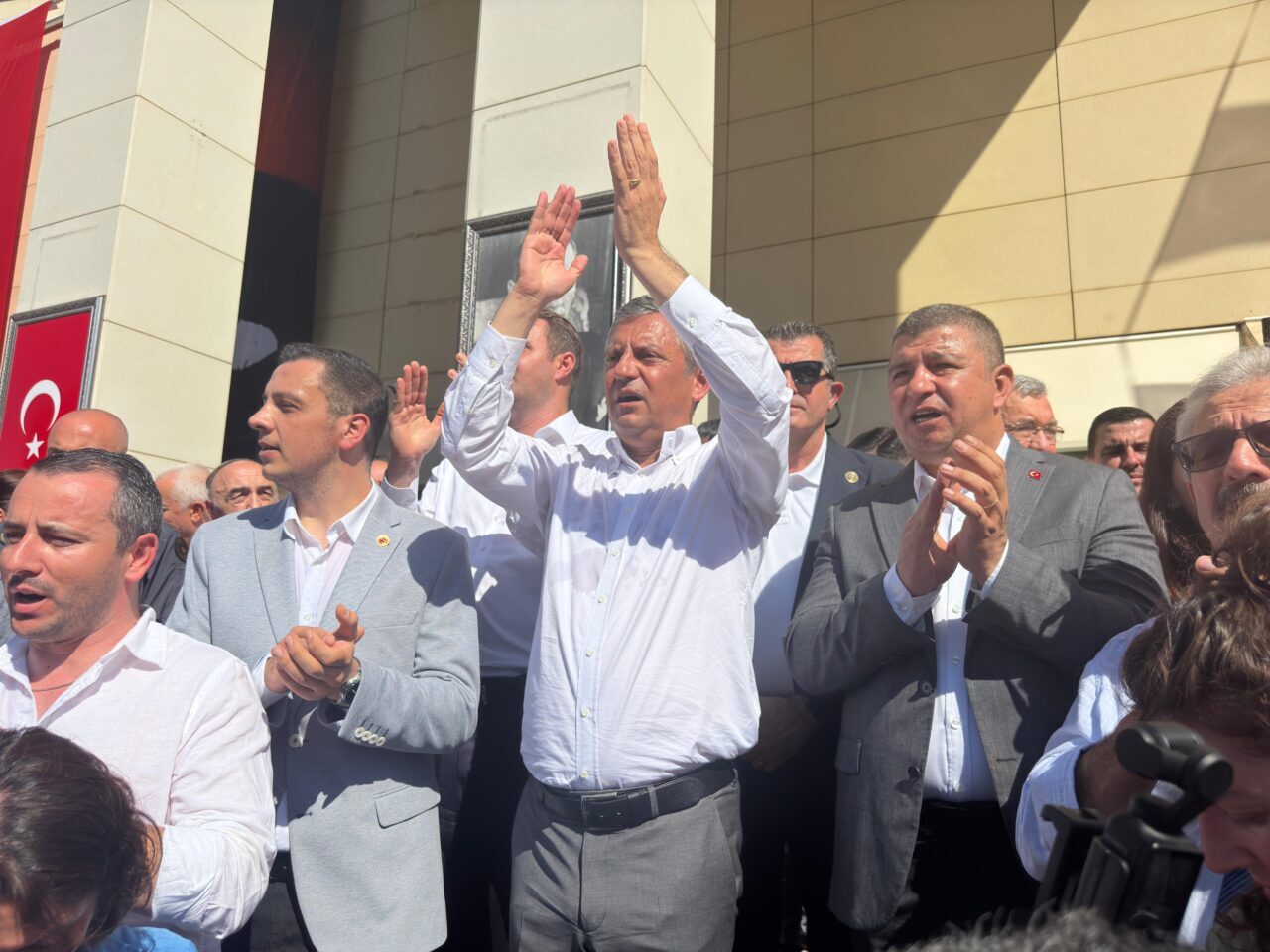 - "Biz partimizdeyiz ama yeni bir yürüyüşün, yeni bir yaklaşımın