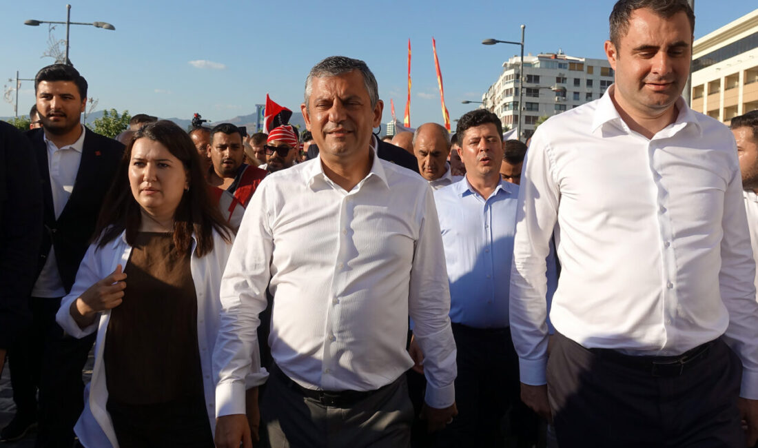 İZMİR (AA) – CHP Grup Başkanı Özgür Özel, İzmir'de partililerle