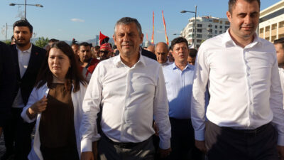 İZMİR (AA) – CHP Grup Başkanı Özgür Özel, İzmir'de partililerle