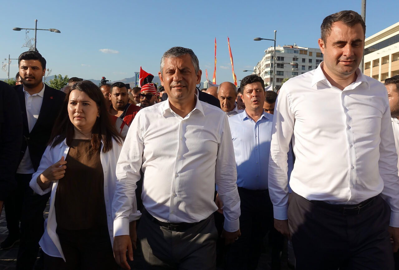 İZMİR (AA) – CHP Grup Başkanı Özgür Özel, İzmir'de partililerle