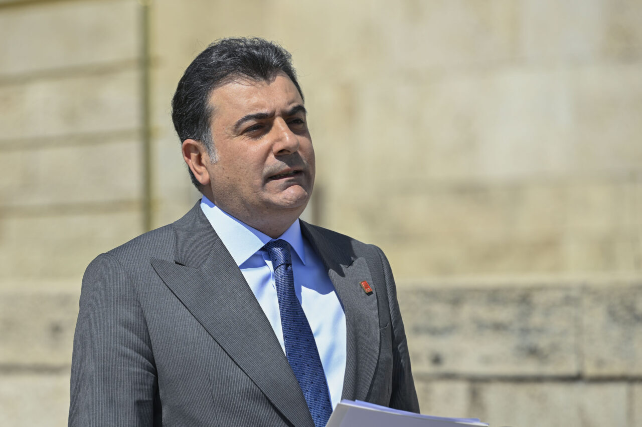 - CHP İstanbul Milletvekili Zeynel Emre:
- "(CHP TBMM Grup Toplantısını