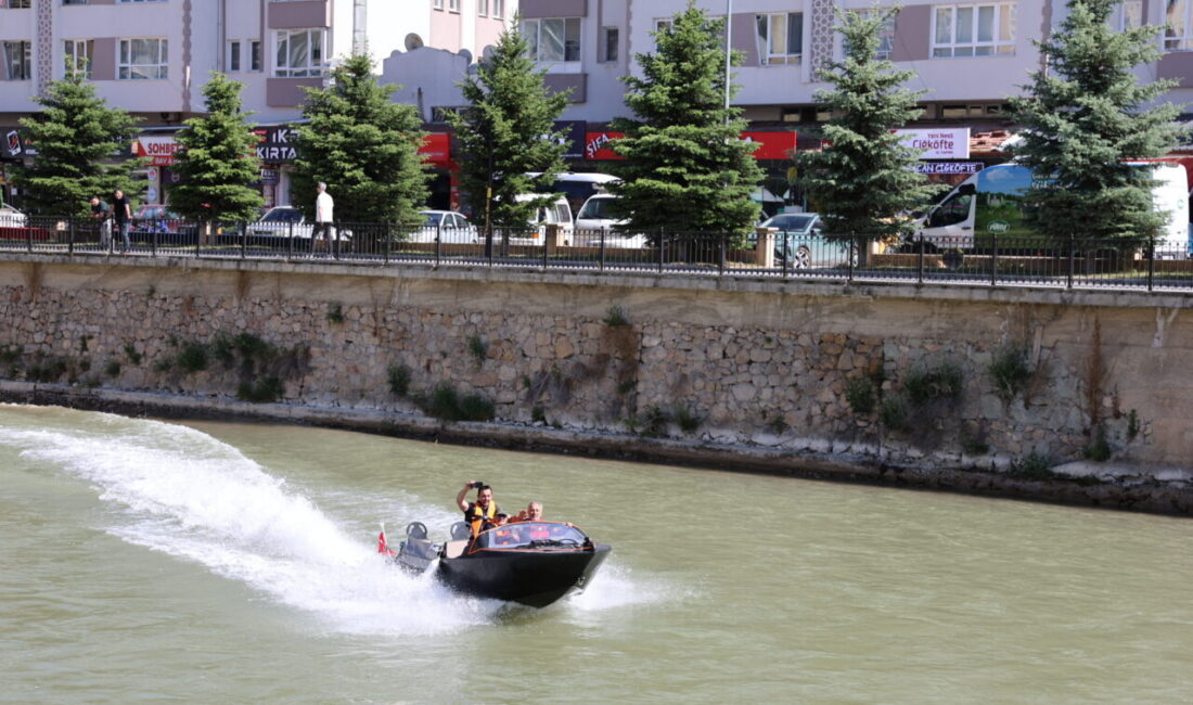 BAYBURT (AA) – Bayburt'taki Çoruh Nehri'nde gerçekleştirilen jetbot turları yoğun