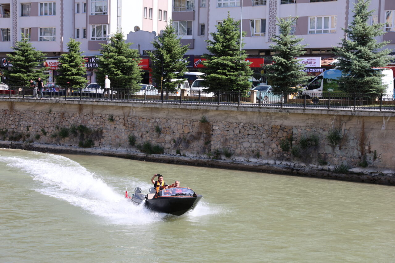 BAYBURT (AA) – Bayburt'taki Çoruh Nehri'nde gerçekleştirilen jetbot turları yoğun