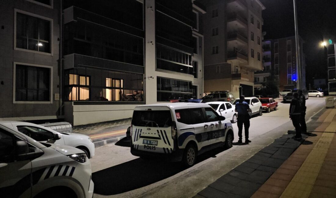 ÇORUM (AA) – Çorum'da kimliği belirsiz 4 kişinin bir dairenin