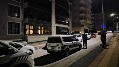 ÇORUM (AA) – Çorum'da kimliği belirsiz 4 kişinin bir dairenin