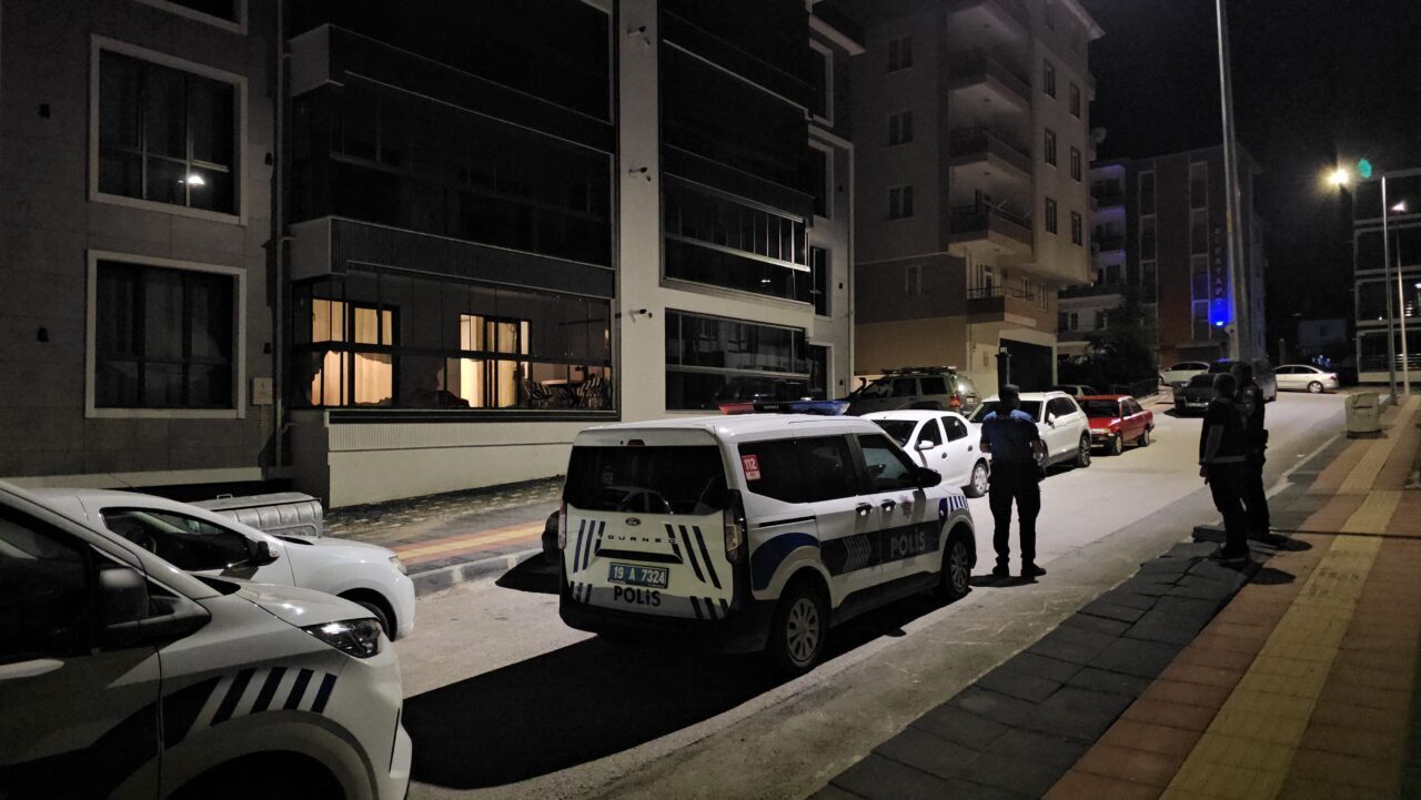 ÇORUM (AA) – Çorum'da kimliği belirsiz 4 kişinin bir dairenin
