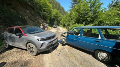 ÇORUM (AA) – Çorum'un Dodurga ilçesinde iki otomobilin çarpışması sonucu