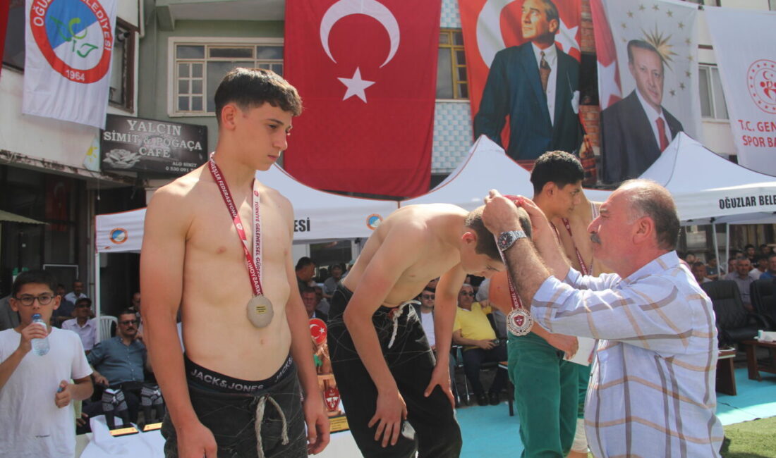 ÇORUM (AA) – Çorum'un Oğuzlar ilçesinde Yıldızlar Türkiye Karakucak Güreşi