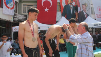 ÇORUM (AA) – Çorum'un Oğuzlar ilçesinde Yıldızlar Türkiye Karakucak Güreşi
