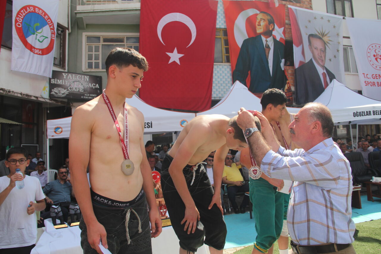 ÇORUM (AA) – Çorum'un Oğuzlar ilçesinde Yıldızlar Türkiye Karakucak Güreşi