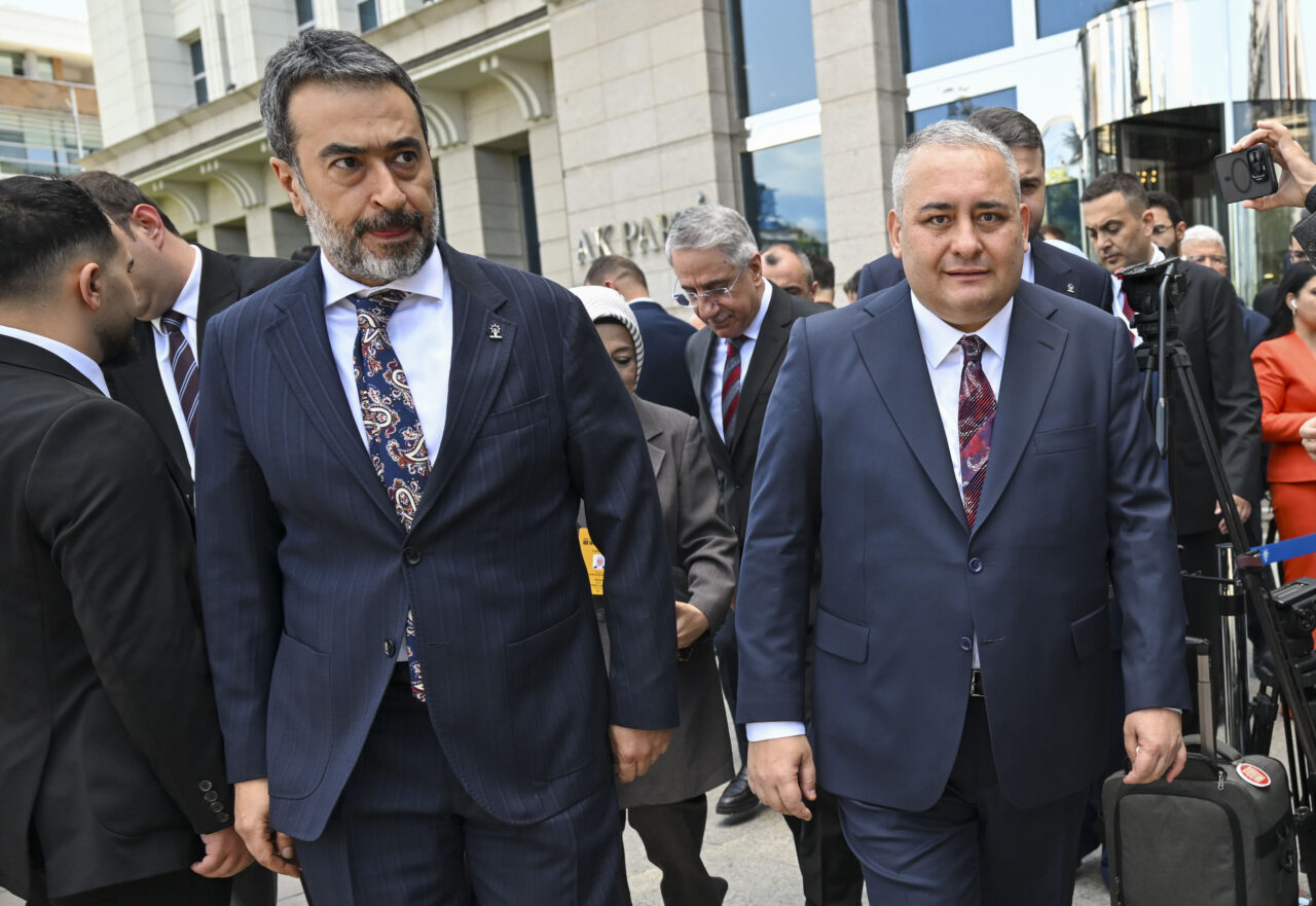 - "Vatandaşın kalbini kıran, esnafa hoyrat davranan, icraat peşinde değil